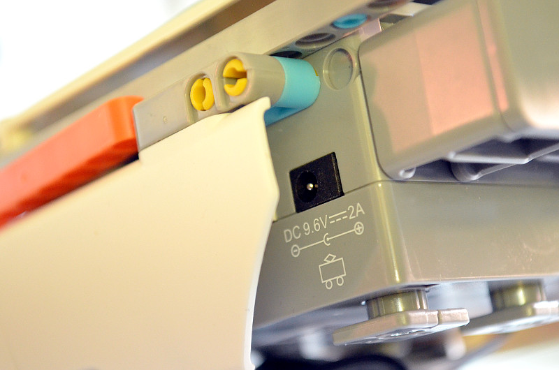 Der Akku wird ganz einfach per Ladekabel mit einer Steckdose verbunden. Der Anschluss dafür ist beim Strauß vorne unter dem rechten Flügel versteckt.