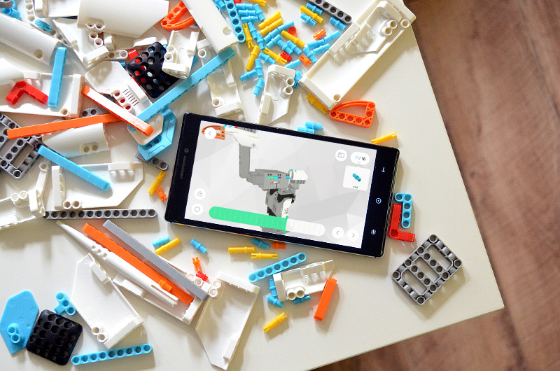 Wer sich angesichts der mehr als 250 Bauteile etwas überfordert fühlt, kann beruhigt sein: Die App für Tablet oder Smartphone leitet sehr gut durch den Aufbauprozess.