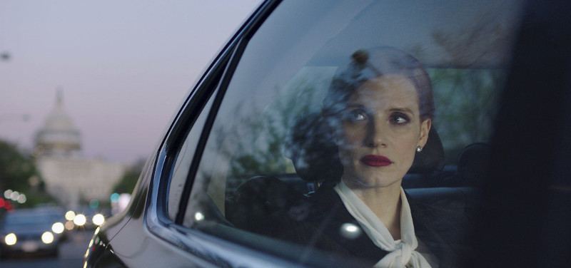 Die Lobbyistin Elizabeth Sloane (Jessica Chastain) ist brillant, selbstsicher - und sehr gefährlich. (© Universum Film)