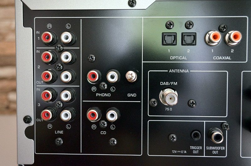 Sowohl analoge als auch digitale Schnittstellen sind vorhanden.