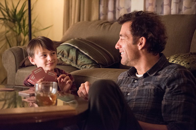 Anthony (Jaden Lieberher) und sein Vater Walt (Clive Owen) erleben eine absurd-witzige Odyssee. (© KSM Film)