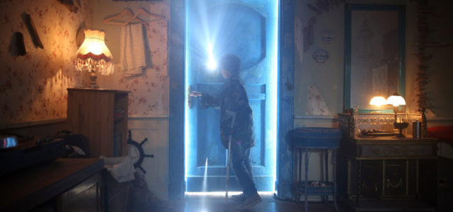 Lukasz entdeckt hinter einer blauen Tür die Silberwelt. (© Splendid Film)