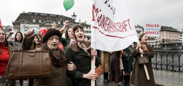 In einem kleiner Schweizer Dorf wagen die Frauen 1971 den Aufstand. (© Alamode)