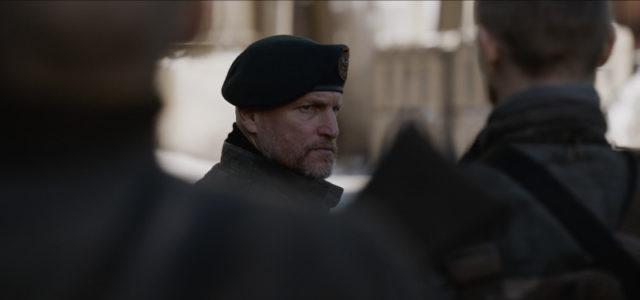 Ein rücksichtsloser Colonel (Woody Harrelson) entbrennt mit seiner Armee einen Konflikt mit den Affen um Caesar. (© 20th Century Fox)