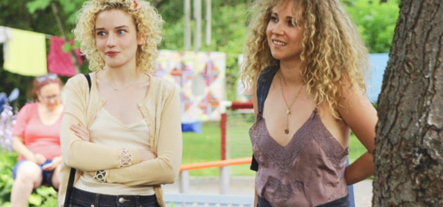 Catherine (Julia Garner) und Iris (Juno Temple) kennen sich seit ihrer Kindheit. (© Sony Pictures)