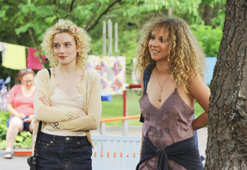 Catherine (Julia Garner) und Iris (Juno Temple) kennen sich seit ihrer Kindheit. (© Sony Pictures)