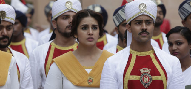 Der junge Hindu Jeet (Manish Dayal) und die schöne Muslima Aalia (Huma Qureshi) leben eine verbotene Liebe. (© Universum Film)