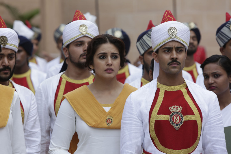 Der junge Hindu Jeet (Manish Dayal) und die schöne Muslima Aalia (Huma Qureshi) leben eine verbotene Liebe. (© Universum Film)