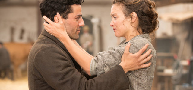 Ana (Charlotte Le Bon) und Michael (Oscar Isaac) begegnen sich in Konstantinopel kurz vor Beginn des Ersten Weltkriegs. (© Capelight Pictures)