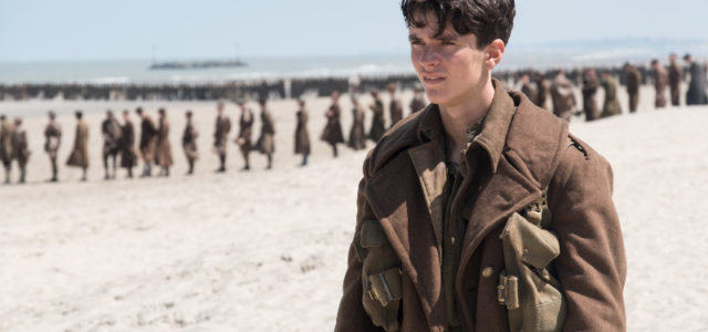 Hunderttausende von britischen und alliierten Truppen sind vom Feind am Strand umzingelt. (© Warner Bros)