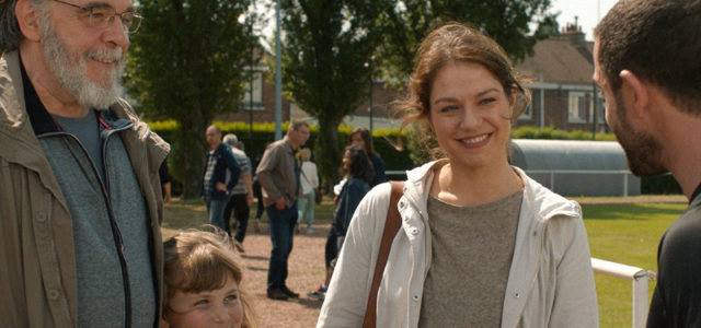 Krankenschwester Pauline (Émilie Dequenne) ist in ihrer Kleinstadt im strukturschwachen Norden Frankreichs beliebt - das will eine nationalistische Partei ausnutzen. (© Alamode Film)