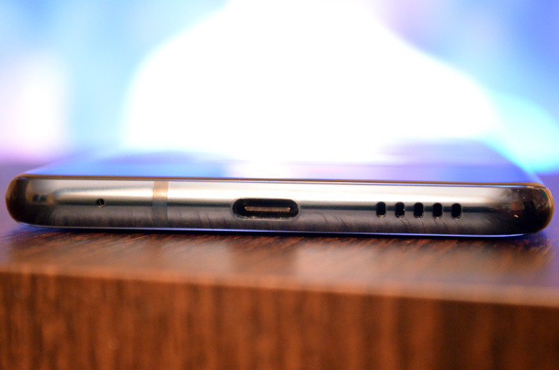 Über den USB-C-Port wird der Akku des V30 aufgeladen und der Datentransfer an den Computer ermöglicht.