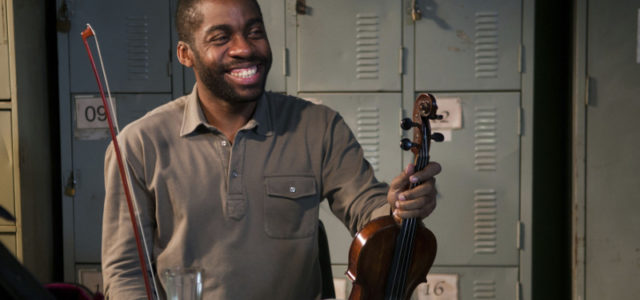 Der talentierte Violinist Laerte ist dazu gezwungen, Musikunterricht für Teenager im größten Slum Brasiliens zu geben. (© Universum Film)