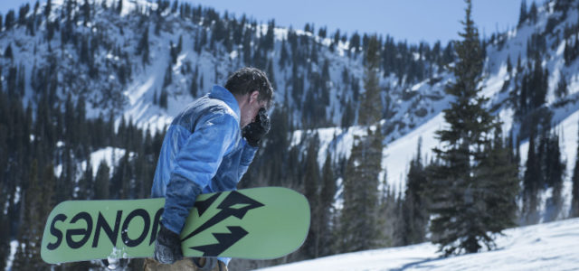 Der Ex-Eishockey Spieler und Adrenalinjunkie Eric LeMarque startet eine Snowboardtour durch die höchsten Gipfel der Sierra Nevada. (© Universum Film)