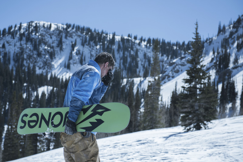 Der Ex-Eishockey Spieler und Adrenalinjunkie Eric LeMarque startet eine Snowboardtour durch die höchsten Gipfel der Sierra Nevada. (© Universum Film)
