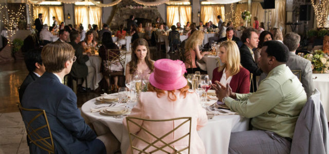Nachdem Eloise (Anna Kendrick) vom Trauzeugen abserviert wurde, wird sie mit anderen unwillkommenen Gästen an einen Tisch ganz hinten im Ballsaal gesetzt. (© 20th Century Fox)