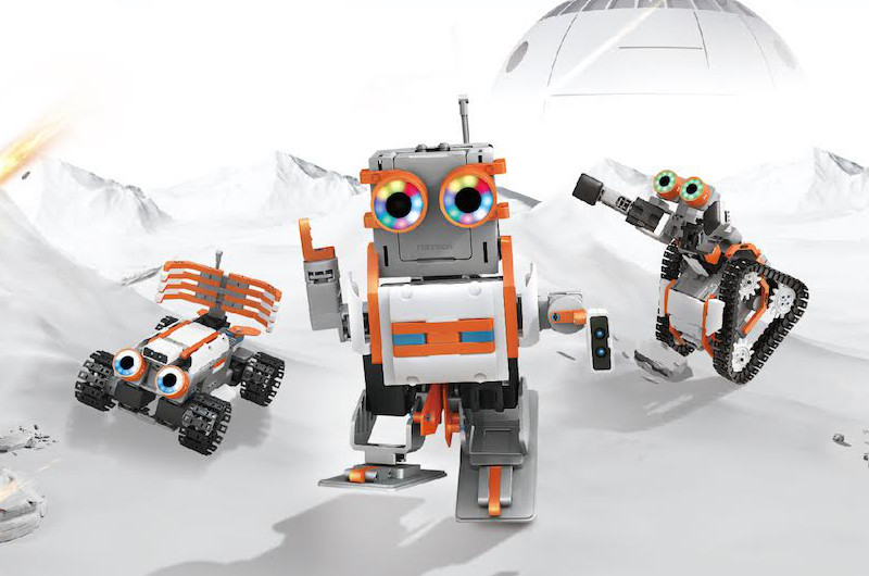 Mit dem AstroBot-Bausatz lassen sich drei fertige Roboter nachbauen - oder ganz eigene Kreationen erschaffen.