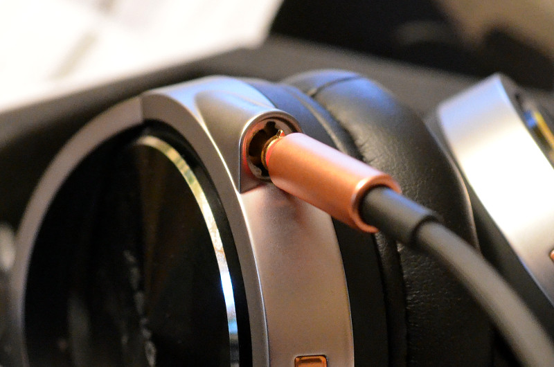 Zwei Anschlusskabel sind im Lieferumfang enthalten und werden dank zwei kleiner Zapfen am Stecker sicher am Kopfhörer arretiert.