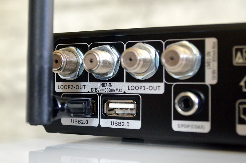 Alternativ zum Ethernet-Anschluss kann auch eine separat erhältliche WiFi-Antenne für Netzwerkanbindung sorgen.
