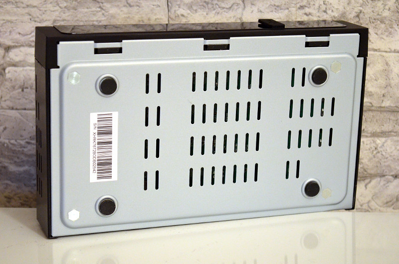 Rundherum ist der Receiver mit Lüftungsschlitzen ausgestattet - sogar im Gehäuseboden.