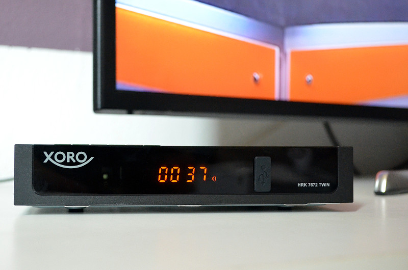 Nur 3,5 Zentimeter ist der kompakte HRK 7672 Twin hoch - damit passt er sogar unter das Display des Fernsehers.