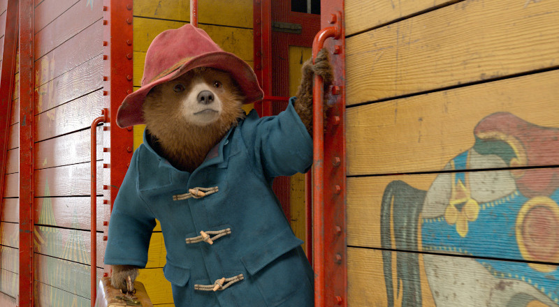 Paddington sucht ein Geburtstagsgeschenk für Tante Lucy. (© Studiocanal)