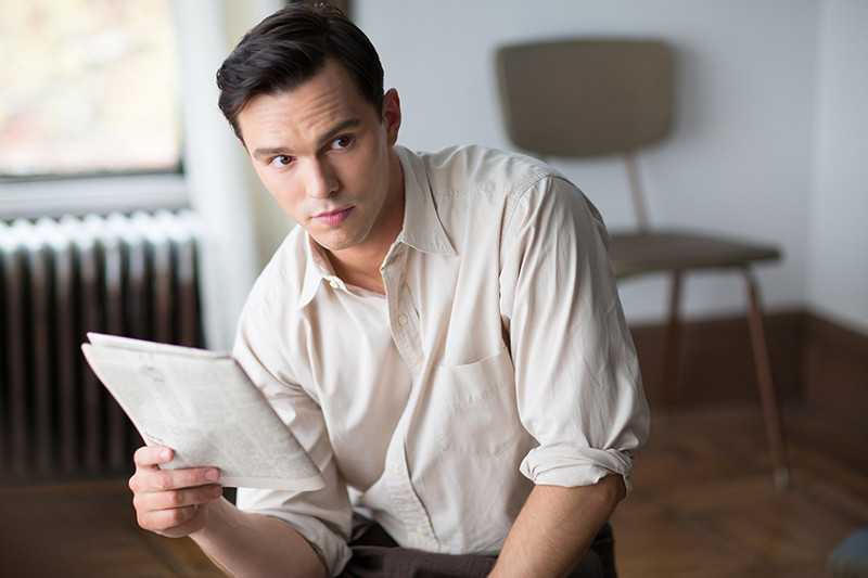 J.D. Salinger (Nicholas Hoult) arbeitet im New York der 1930er Jahre an einer Wunschkarriere als Autor. (© EuroVideo Medien GmbH)