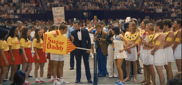 Billie Jean King (Emma Stone) und Bobby Riggs (Steve Carell) liefern sich einen spektakulären Tennis-Schaukampf. (© 20th Century Fox)