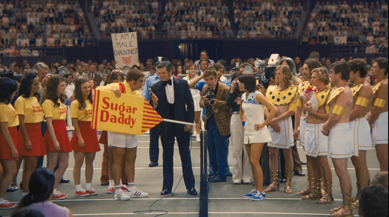 Billie Jean King (Emma Stone) und Bobby Riggs (Steve Carell) liefern sich einen spektakulären Tennis-Schaukampf. (© 20th Century Fox)