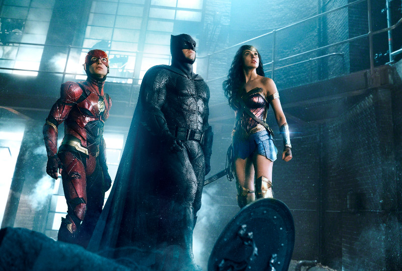 Batman und Wonder Woman rekrutieren Mitstreiter, um eine neue Bedrohung zu bekämpfen. (© Warner Bros)