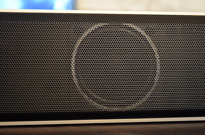Insgesamt vier Breitbandlautsprecher ermöglichen der kompakten Soundbar einen sehr ausgewachsenen Klang.