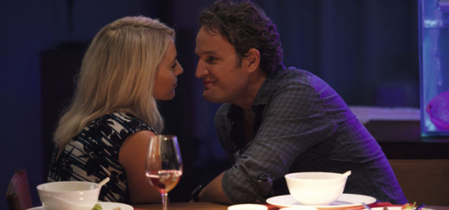 Gina (Blake Lively) und James (Jason Clarke) führen eine fast perfekte Ehe. (© Universum Film)