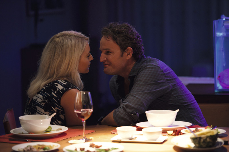 Gina (Blake Lively) und James (Jason Clarke) führen eine fast perfekte Ehe. (© Universum Film)