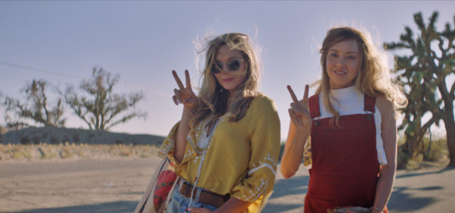 Die nach Social Media süchtige Ingrid (Aubrey Plaza, r.) schleicht sich ins Leben der Influencerin Taylor (Elizabeth Olsen) ein. (© Universum Film)