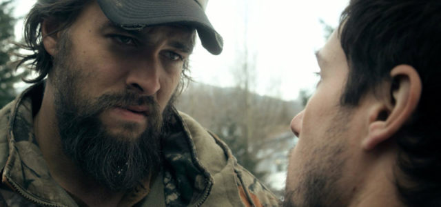 Um dem brutalen Ganoven Joe Bright (Jason Momoa, l.) zu entgehen, will Miles West (Drew Roy) sein Verschwinden vortäuschen. (© Lighthouse Home Entertainment)