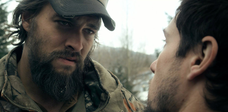 Um dem brutalen Ganoven Joe Bright (Jason Momoa, l.) zu entgehen, will Miles West (Drew Roy) sein Verschwinden vortäuschen. (© Lighthouse Home Entertainment)