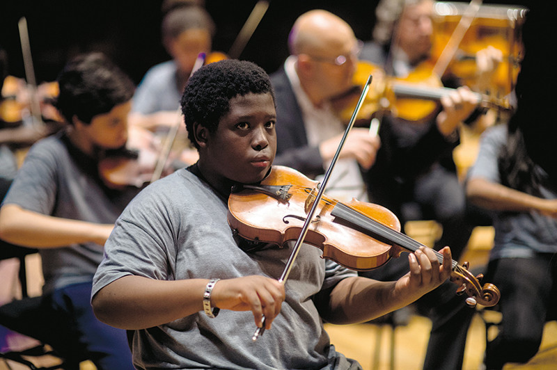 Die Schüler unterschiedlichster Herkunft werden in einem Banlieu von Paris vom Violinisten Simon Daoud unterrichtet. (© Prokino)