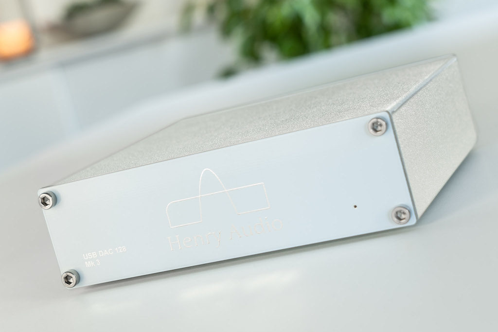 Schlichtes Design und hervorragende Verarbeitung - man sieht dem D/A-Wandler von Henry Audio an, dass er norwegische und deutsche Wurzeln hat.