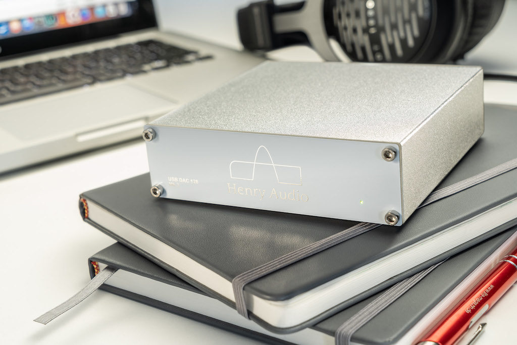 Das schlanke und leichte Aluminium-Gehäuse macht den USB-DAC zum perfekten Spielpartner für Laptops und Computer.