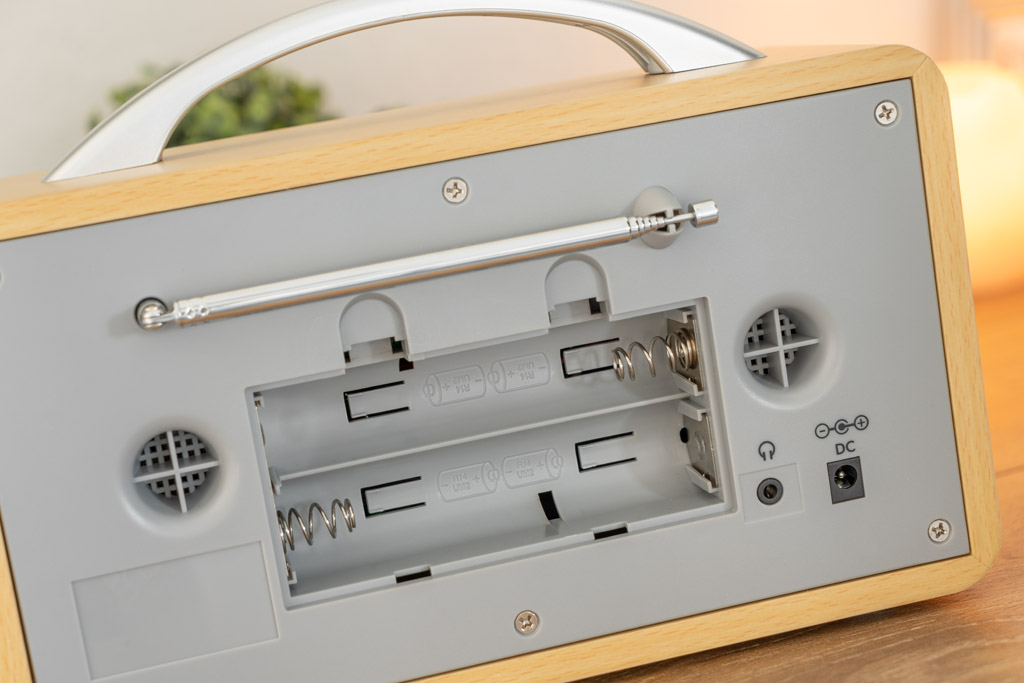 Xoro DAB 240 flexibles DAB+/FMRadio im RetroDesign fürs