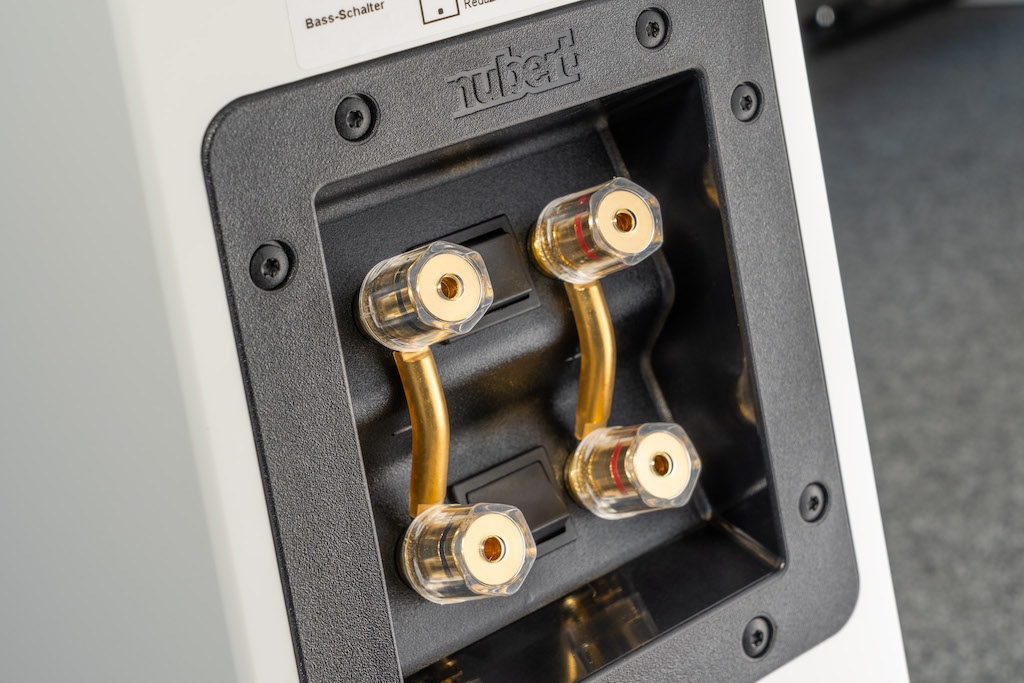 Das hochwertige Anschlussterminal der nuLine 264 erlaubt auch Bi-Wiring.