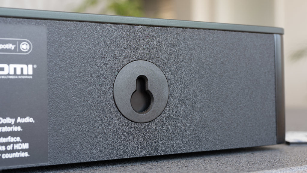 Die schlanke Smart Soundbar 9 benötigt nicht viel Stellfläche und ist dank Schlüssellochaufhängung auch für die Wandmontage präpariert.
