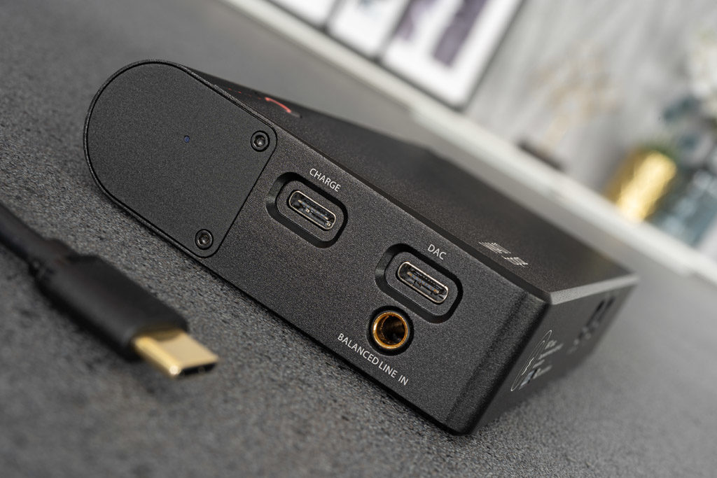 Der Topaz verfügt über zwei USB-Anschlüsse, die klare Aufgaben haben. So kann der Akku aufgeladen und zugleich digitale Signale zugespielt werden.