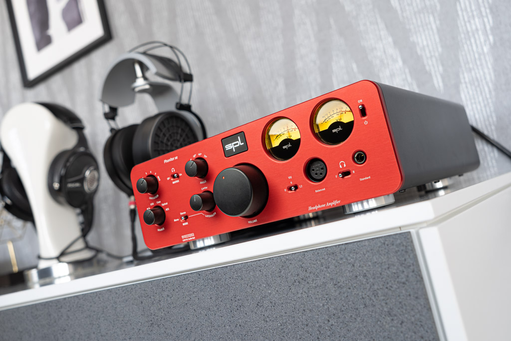 Der SPL Phonitor xe ist ein echter Hingucker. Dafür sorgen die gerundete Formgebung, die rote Front sowie das Design, das Cockpit-Flair und Retro-Charme vereint. Hier fallen insbesondere die analogen VU-Meter ins Auge.