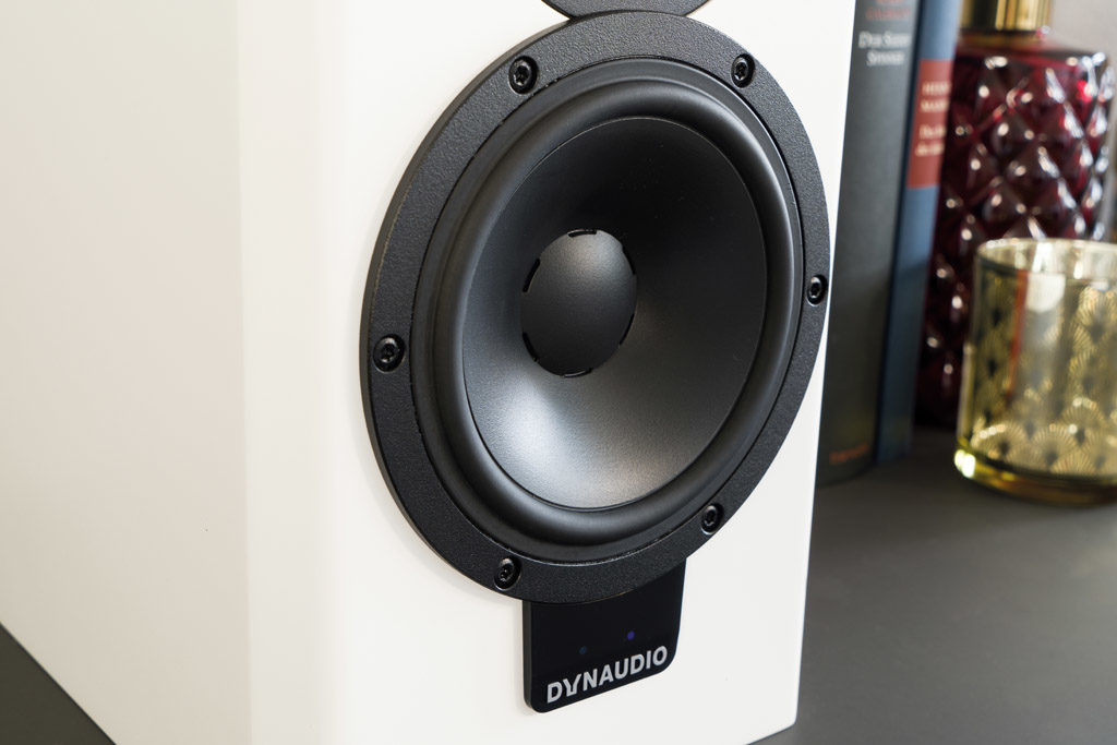Für die Membran des Mitteltieftöners greift Dynaudio auf das bewährte Material Magnesium-Silikat-Polymer zurück.