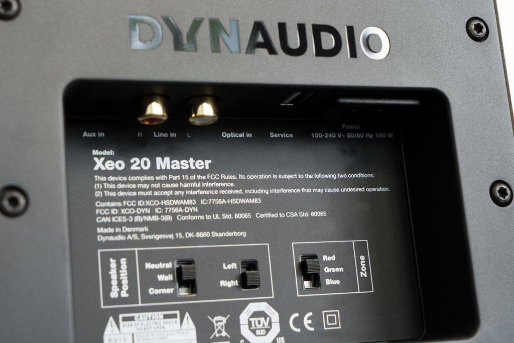 Das Anschlussfeld der Xeo 20 hält zwei analoge und einen digitalen Eingang bereit.