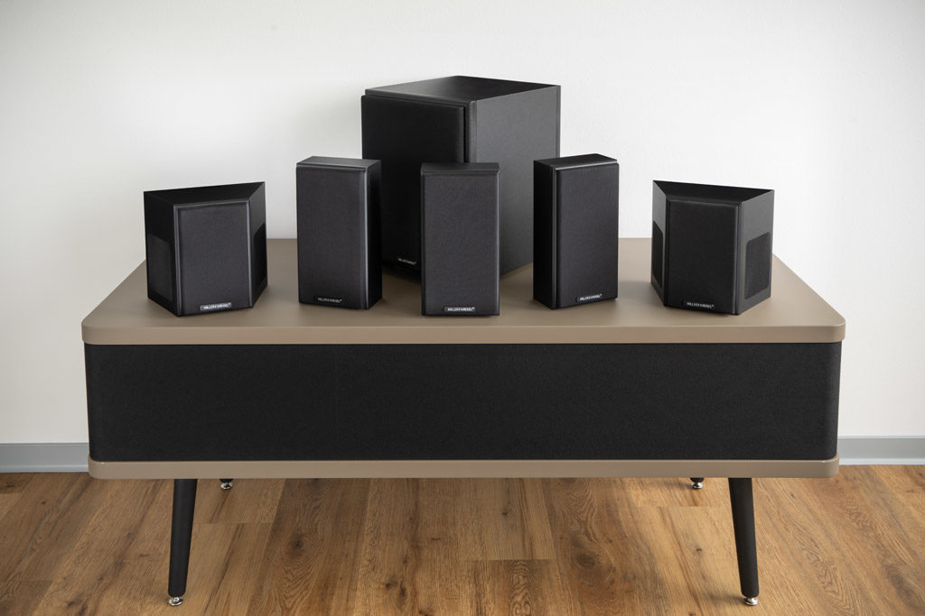 Das kompakte Surround-Set besteht aus den drei LCR-Lautsprechern K50, den beiden Surround-Speakern K40T und dem Subwoofer V8.