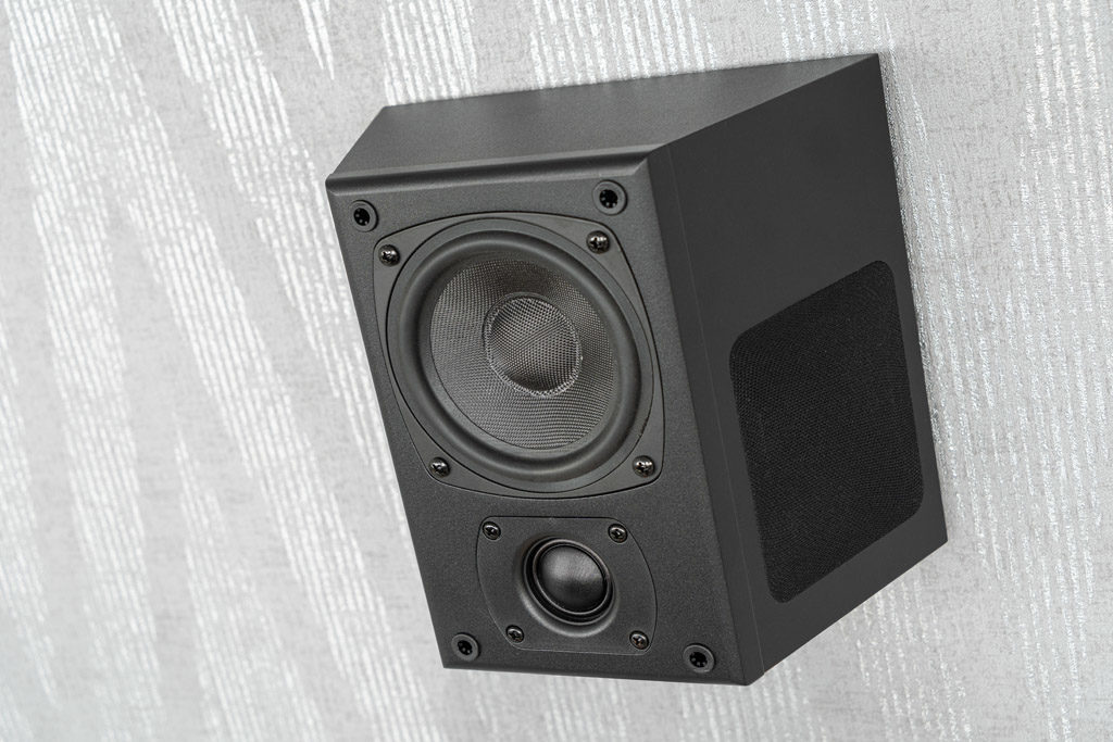 Die Trapezform der K40T sieht nicht nur gut aus, sie bringt zudem einen klanglichen Vorteil für den Surround-Sound mit.