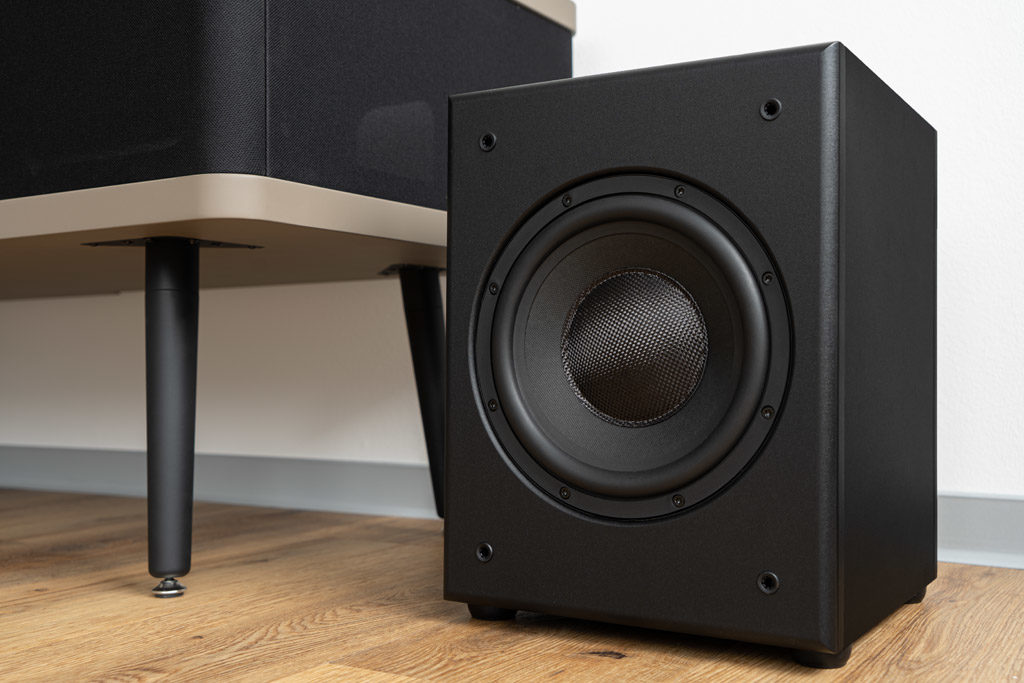 Dank der schlichten und geradlinigen Formensprache fügt sich auch der vergleichsweise kräftige Subwoofer hervorragend ins Ambiente ein.