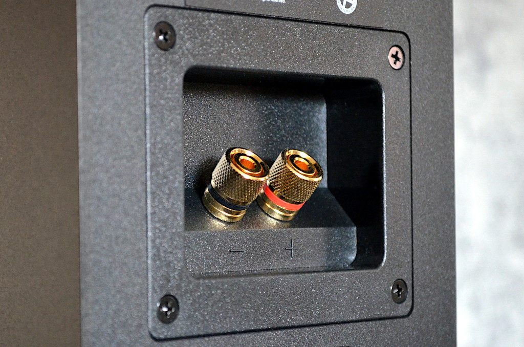 Die robusten und vergoldeten Schraubklemmen des „Movie 5.1 System“ nehmen sogar Bananenstecker auf.